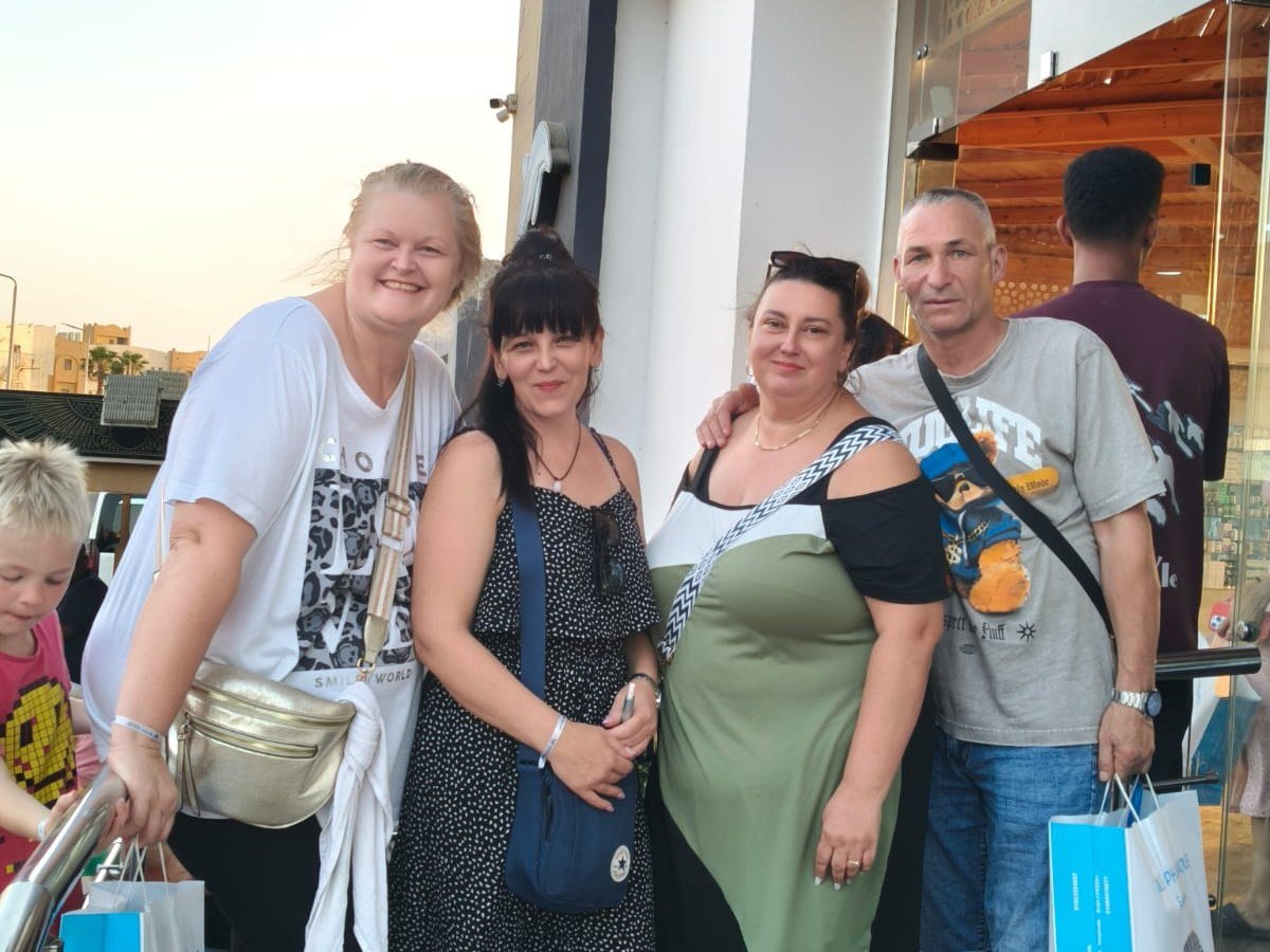 Városnézés Hurghada – vendégek a szuvenírboltnál